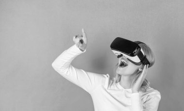 Genç kadın Vr deneyimi sırasında hava dokunmadan hayran. Kadın sanal gerçeklik görüşü izliyor. Bir kişi sanal bardaklarda Oda uzayda uçar. Simülasyon gerçeklik ve yeni gaming teknoloji.