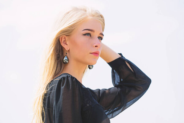 Отбеливание корней. Спасли мои отбеленные волосы. Как ухаживать за отбеленными волосами. Девушка нежная блондинка макияж лицо фоне неба. Как быстро и безопасно восстановить отбеленные волосы. Концепция советов парикмахера
