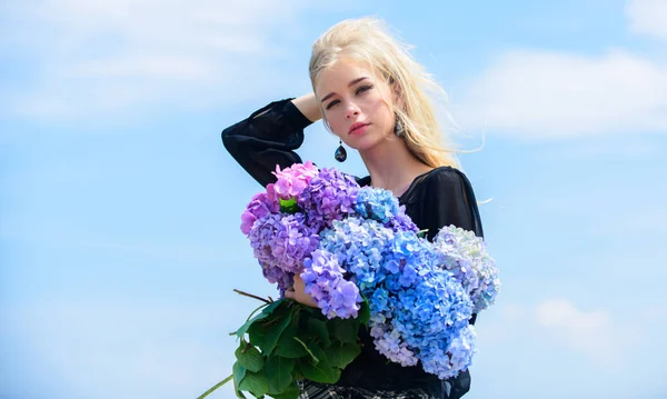 Njut av våren utan allergi. Allergifritt liv. Stoppa allergi blommande säsong. Springtime Bloom. Kvinnliga Adore blommor. Flicka anbud blondin hålla hortensia bukett. Pollen allergi. Fjäderattribut — Stockfoto