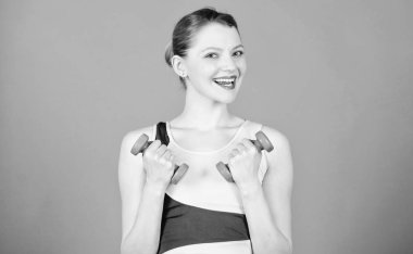 Kadın dumbbells ile egzersiz. Fitness egzersizleri dumbbells ile. Egzersiz dumbbells ile. Kız tutun dambıl. Pazı egzersizleri kadın için. Daha fazla enerji ile egzersiz. Sağlıklı yaşam konsepti