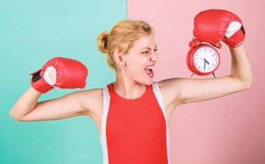 Kız atlet boks eldivenleri ve çalar saat. Spor yaşam tarzı ve sağlıklı rejim. Alışkanlıkları ve rejim kavramı. Kendinizi geliştirmek. Zararlı alışkanlıkları aşmak. Eğitim zamanı. Kişisel rejim için alış