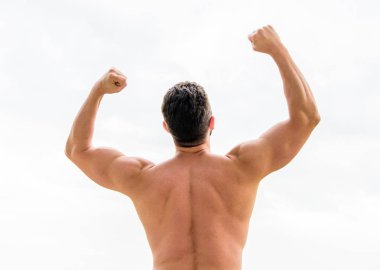 mutlu ve başarı. kaslı geri adam beyaz izole. Spor ve egzersiz. mutlu duygusal adam başarı hakkında heyecanlı. Başarıyı kutluyoruz. Evet. sonunda ti yaptı. en iyi duyguları hissetmek