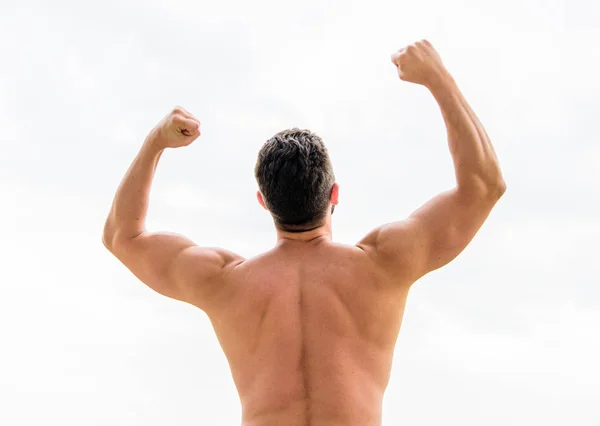 Feliz y exitoso. musculoso hombre de espalda aislado en blanco. Deporte y entrenamiento. feliz hombre emocional emocionado por el éxito. Celebrando el éxito. ¿Sí? Por fin lo hiciste. sentir las mejores emociones — Foto de Stock