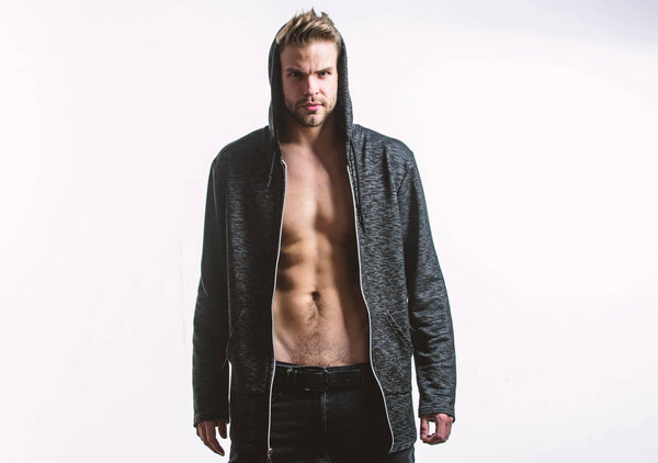 Спортсмен, уход за волосами. Мускулистый тренер после спорта. Фитнес-диета. Желание и искушение. Сексуальный мускулистый мачо. Мужская мода и красота. Шесть пачек сексуального мужика с голой туловищем. Уверенный и стильный
