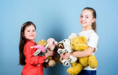 Kız kardeşlerin en iyi arkadaşları oynar. Tatlı bir çocukluk. Çocukluk kavramı. Yumuşaklık ve hassasiyet. Hayır işi. Sevgi ve dostluk. Çocuklar sevimli sevimli kızlar yumuşak oyuncaklar oynamak. Mutlu çocukluk. Çocuk bakımı