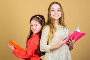 Okuryazarlık yoluyla kapılar açılıyor. Kitaplar veya notepads ile çocuklar kızlar. Eğitim ve çocuk edebiyatı. En sevdiğim masal. Okula dönüyoruz. Kardeşler birlikte okumak için kitap seçerler. Sevimli kızlar kitapları seviyorum