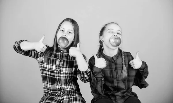 Skolens snackskonsept. Tenåringer med sunt snacks. Muntre unger som har det gøy og spiser epler. Vi er på et sunt kosthold. Sunn diett og vitaminernæring. Jenter spiser eplekake mens de slapper av. – stockfoto