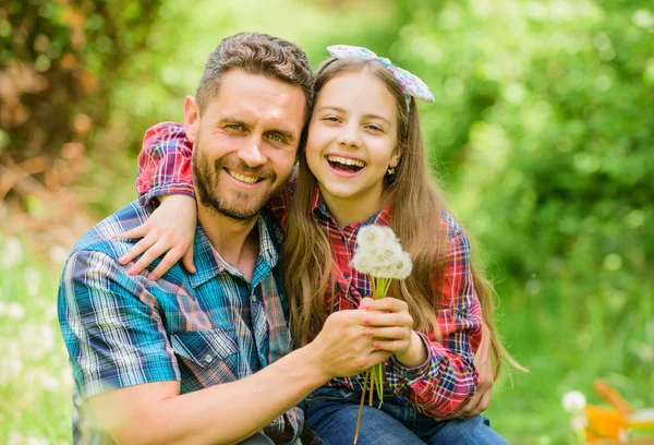 Concept d'allergies saisonnières. Dépasser les allergies. Joyeuses vacances en famille. Père et petite fille aiment l'été. Papa et fille soufflant des graines de pissenlit. Empêchez les allergies de ruiner votre vie — Photo