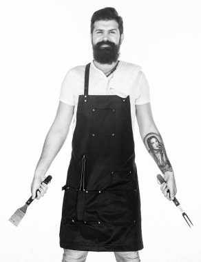 Profesyonel Barbekü. Barbekü çatalı ve spatula elinde olan sakallı adam. Cook Portatif Barbekü yemek araçları kullanarak ızgara. Paslanmaz çelik Barbekü yiyecek hazırlama araçları tutarak hipster