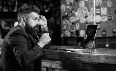 İnternette sörf yapmak. Sakallı bir iş adamı barda dizüstü bilgisayarı ve bir fincan kahvesiyle oturuyor. Müdür kahve içerken internette çalışıyor. İnternet işi. Hipster Freelancer çevrimiçi blog defterinde çalışıyor. Bağımsız yardım