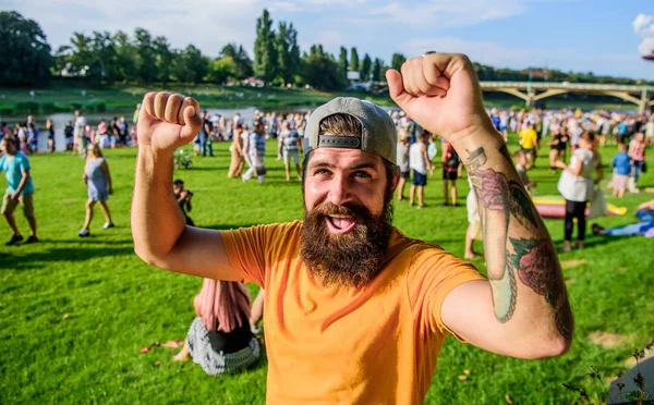 Navštivte letní festival. Letní slavnost. Hipster v čepici rád oslaví slavnost nebo festival. Vousatý hipíček před davem. Otevřený letecký koncert. Hudební festival. Větrný pásmo. Koncepce zábavy — Stock fotografie