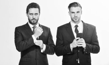 İş adamları resmi giysi seçin. Her detay önemli. Şık görünüm. İş tarzı kıyafet. Hazır iş konferans olsun. Erkekler iş elbisesi ayarlama. Onların tarzı emin