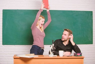 Evde eğitim. Modern okul. Bilgi gün. Okula dönüş. Öğrenci hayatı. Ders ve yazı tahtası. Öğretmenler günü. Erkek ve kadın sınıfta birkaç. komik çift. Ben cevabı biliyorum