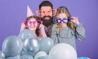 Doğum günün kutlu olsun. Bir aile kutlaması sahip. Mutlu bir aile doğum günü partisi kutluyor. Aile partisi. Aile baba ve kızı parti gözlük takıyor. Baba ve kız çocuk parti zaman zevk