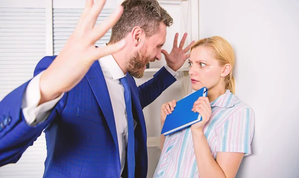 Sexuelle Belästigung zwischen Kollegen und Flirten im Büro. sexuelle Belästigung am Arbeitsplatz. mir zu soziale Bewegung. — Stockfoto