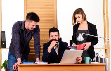 Takım çalışması iş başında. Ofis masasında, iletişim becerilerinde ve ekip çalışmasında çalışan ve iletişim kuran iş ekibi. Ekip çalışmasını teşvik etmek ve ortaklığı güçlendirmek. Etkili takım çalışması