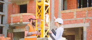 Kadın mühendis ve acımasız builder inşaat site arka plan iletişim. İnşaat istemcileri ve inşaat sektöründe, katılımcılar arasındaki ilişkiler. İnşaat ekibi iletişim kavramı