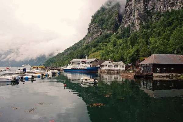 Domy wsi, łodzie w porcie morskim na górskim krajobrazie. Transport wodny, statki. Cel podróży, turystyka. Wakacje, podróż, Wanderlust — Zdjęcie stockowe