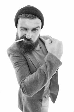 Adam vahşi sakallı hipster kabadayı vagabond sigara sigara gibi giyinmiş. Acımasız alışkanlıklar ve yaşam tarzı. Hipster vahşi sakallı tütün tiryakisi. Brutal traşsız adam izole beyaz arka plan sigara