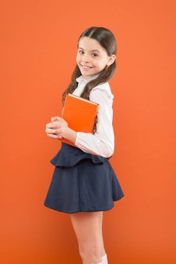 Çocukluk anıları. turuncu arka plan üzerine notlar yazma kız öğrenci. notlar yapmak için günlük. bilgi formu kitap almak. Okula geri dön. Edebiyat dersi alan kız öğrenci. okul üniforması küçük kız