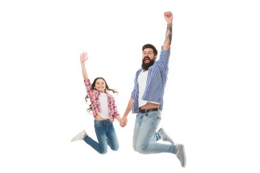 Her büyük kızın arkasında gerçekten inanılmaz bir baba var. Mutlu baba ve küçük kızı sevinç ile atlama. Sakallı adam ve küçük kız çocuk gülümseyen ve el tutarak. Kızını aşkla tedavi etmek