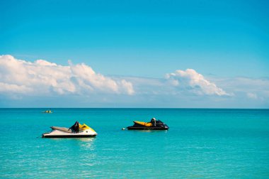 Aşırı eğlence. Çift su turkuaz Okyanusu lagün beklemek aşırı sürme için scooter. Okyanus plaj st.johns resort istemcileri zevk ve eğlence için modern su scooter ile donatılmıştır. At Binme su