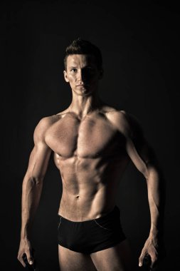 Maço seksi gövde ve göğüs. Adam vücut geliştirmeci fit vücut ile. Altı paket ve ab kaslı sporcu. Eğitim ve egzersiz etkinlik içinde jimnastik salonu. Spor fitness ve welness konsepti vintage tarzı