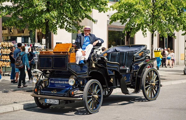 Man sitting in vintage car parked in city street road — Stock Photo, Image