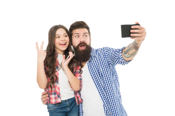 Selfie com o pai. Dia dos pais. Dia das crianças. laços familiares. divertirem-se juntos. A criancinha adora o pai. menina feliz com o pai usar smartphone. pai e filha fazer foto no smartphone — Fotografia de Stock