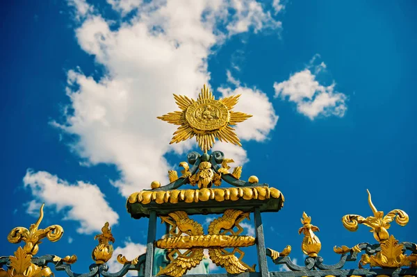 Golden sun dekoration på metall staket i Berlin — Stockfoto