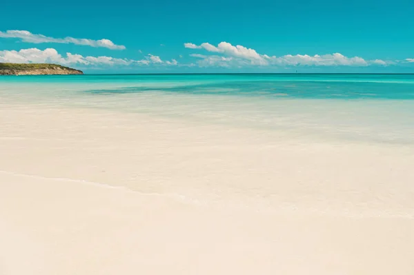 Felhők, kék ég alatt nyugodt vizű strand trópusi szigeten. Trópusi paradicsomban beach homokkal. Utazás szakértők feltár Antigua legjobb strandok. Homok gyöngyház fehér követelés finom por. Paradicsom-sziget — Stock Fotó