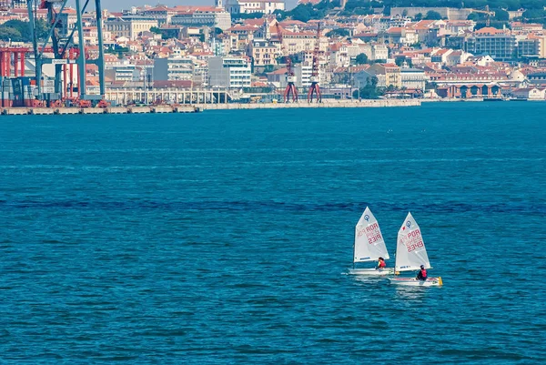 葡萄牙里斯本-2010年4月03日: 在城市景观上的蓝海帆船。在晴朗的日子里游艇比赛。航海冠军。帆船赛和游艇航海运动。冒险游水 — 图库照片
