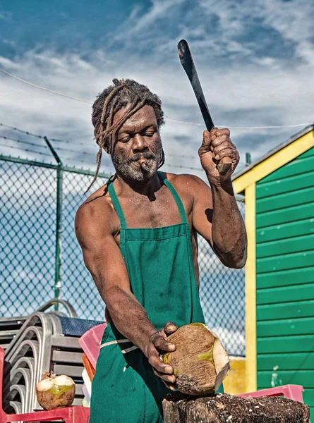 Africké americké člověka rozbití kokos — Stock fotografie