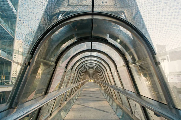 Αερογέφυρα κατασκευασμένο από γυαλί και ατσάλι. Σύγχρονη δομή και αρχιτεκτονική. Skywalk. Στυλ και το σχεδιασμό. Ταξίδια και περιπλάνησης — Φωτογραφία Αρχείου