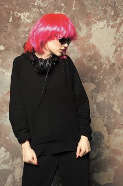 Pembe peruk saç giymek siyah elbiseli kadın