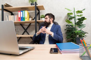 yeni iş stratejisi üzerinde düşünme. Pazarlama stratejisi planlama. Acımasız işadamı ofiste düşünün. Olgun adam bilgisayar kullanır. Erkek patron çalışıyor. Bu stratejiyi kullanmalıyız. Yeni strateji geliştirme