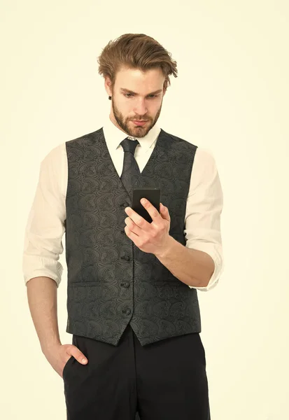 Zakenman met telefoon in outfit geïsoleerd op witte achtergrond. — Stockfoto