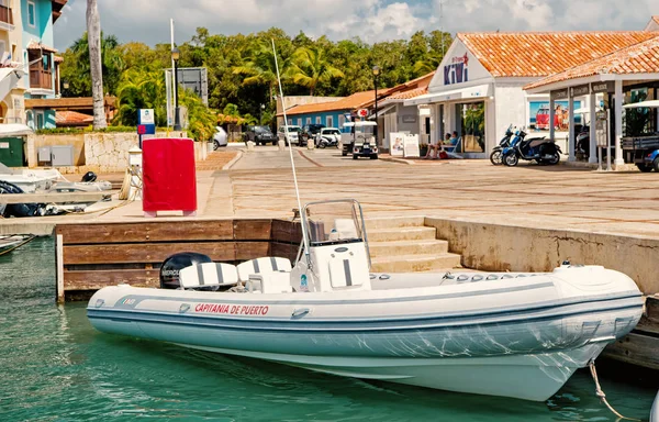 Vit båt förtöjd i havet brygga på tropiska bakgrunden — Stockfoto