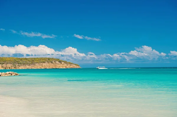 Céu com nuvens sobre calma praia mar resort tropical. Barco navio turístico na lagoa azul-turquesa oceano. Atracção turística. Viagem turística barco lagoa tranquila. Excursão marítima para turistas — Fotografia de Stock