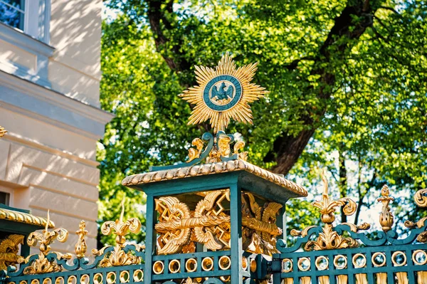 Valla con decoración dorada al aire libre en Berlín —  Fotos de Stock