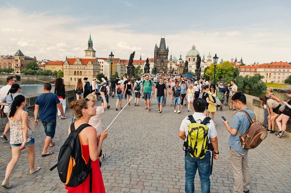 Lidí na Karlově mostě přes řeku Vltavu, Praha, Česká republika — Stock fotografie