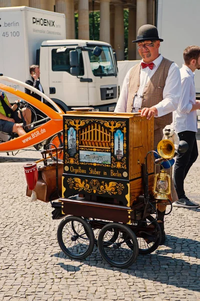 Homme avec orgue baril en ville le jour ensoleillé — Photo