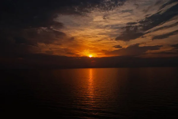 Sonnenuntergang im Meer an einem dramatischen Himmel mit Wolken. Vergänglichkeit des Lebens. Seelandschaft in der Abenddämmerung. Der nächste Tag wird besser. Sonnenaufgang. Treffen Sonnenuntergang auf See. Natur und Umwelt. Urlaub und Fernweh — Stockfoto