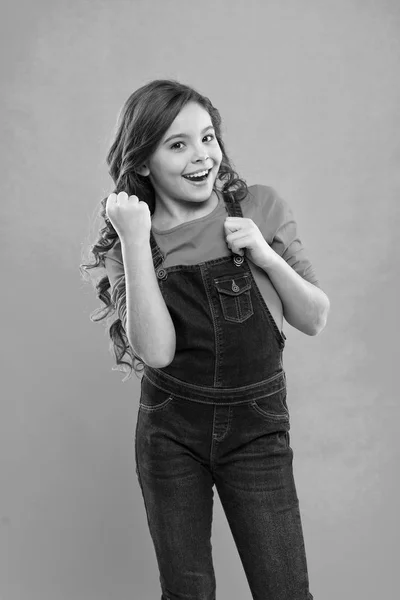 Día internacional de los niños. Moda de niño pequeño. niña pequeña con el pelo perfecto. Niña feliz. Belleza y moda. Felicidad infantil. Cada detalle debe ser perfecto. Jóvenes y despreocupados —  Fotos de Stock