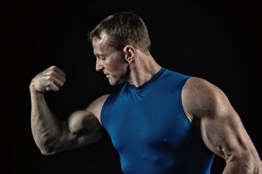 kas vücut eğitim salonunda yakışıklı vücut geliştirmeci adamla