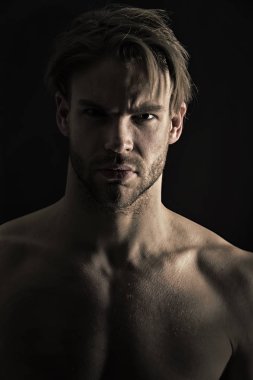 Seksi maço çıplak göğüs kasları, spor ile. Sakallı yüz cilt ve şık saç, güzellik olan adam. Mens güzellik, Cilt Bakımı. Spor, fitness, vücut geliştirme kavramı. Welness veya sağlık ve sağlık.