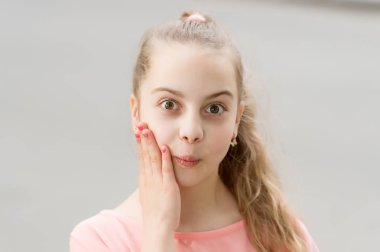 Şok edici bir haber. Kız kaygısız çocuk. Çocuk uzun saçlı yürüyor. Yaz tatilleri. Küçük çocuk yürümekten hoşlanır. Sürpriz ona yakışıyor. Uluslararası çocuk günü. Başından sonuna kadar şaşırtıcı. Sürpriz konsept