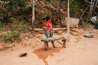 Timsah satan çocuklar için ahşap Bank bağlı