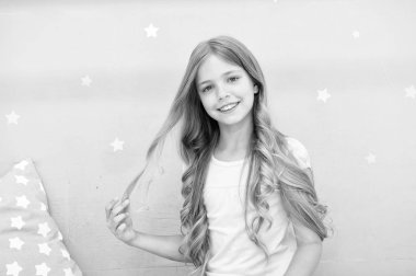 Günaydın. Kız çocuk uzun kıvırcık saç uyanık. Hoş uyanış. Kız neşeyle görünüyor ve sabah enerji dolu. Keyifli sabah her gün ipuçları. Uyanış zevk ve iyi hissediyorum