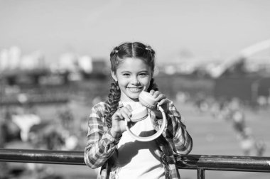 Katlanabilirlik onu daha taşınabilir yapıyor. En iyi katlanabilir ve taşınabilir kulaklıklar. Küçük kız dışarıda yürürken katlanabilir kulaklık tutuyor. Modern müzik aleti. Katlanabilir kulaklıkların faydaları